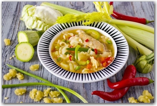 Куриный суп с овощами и макаронами