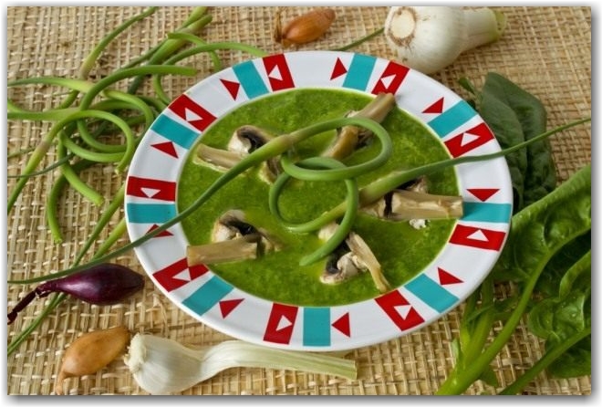 Суп-пюре со шпинатом, стрелками чеснока и грибами