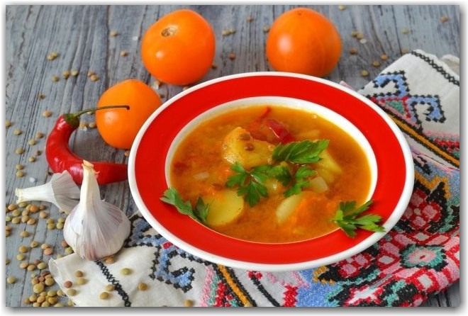 Суп с чечевицей, желтыми помидорами и молодой картошкой